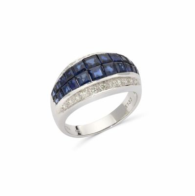 gros plan d'une bague en diamant et saphir sur fond blanc
