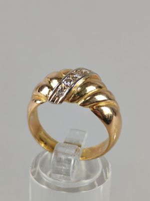 BAGUE jonc en or jaune (750/°°) sertie d'une ligne diagonale…