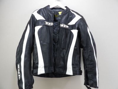 une veste en cuir noire et blanche suspendue à un cintre