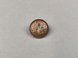 un gros plan d'un bouton sur une surface blanche