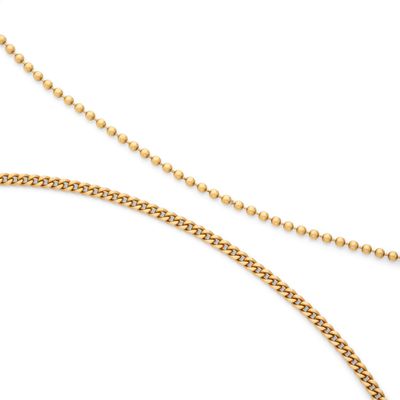 gros plan d'un collier en or avec une chaîne sur fond blanc