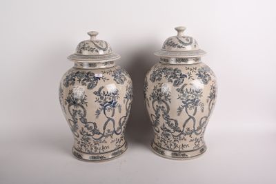 paire de vases bleus et blancs posés sur une surface blanche