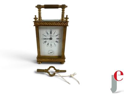 une petite horloge à laquelle est attachée une clé
