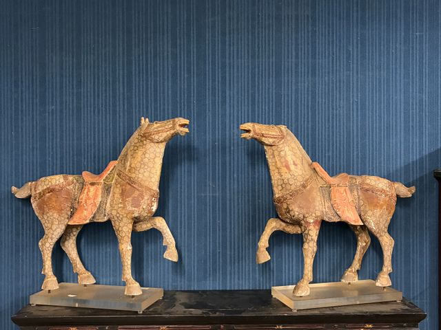 CHINE - Début XXe siècle DANS LE STYLE TANG - Paire de chevaux en...