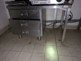 une cuisinière posée sur une table dans une cuisine