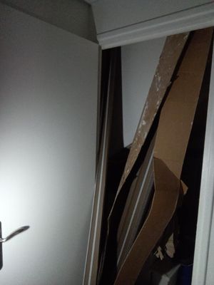 une porte derrière laquelle se trouvent tout un tas de cartons