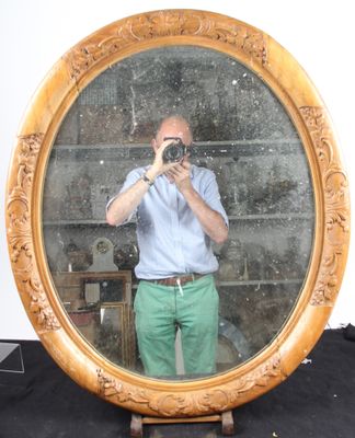 un homme se prenant en photo dans un miroir