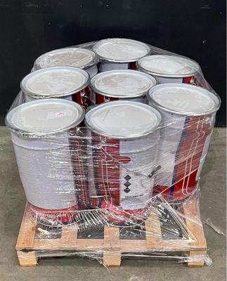 plusieurs canettes de soda sont emballées dans du plastique sur une palette