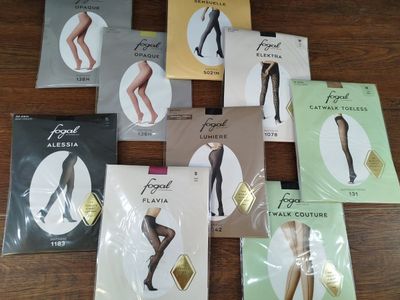 plusieurs types différents de bas moulants posés sur une table en bois