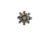 gros plan d'une bague en diamant sur fond blanc