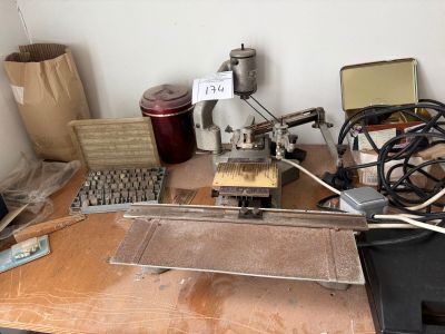 une machine posée sur une table en bois