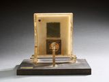 une sculpture représentant un téléphone portable posé sur un socle