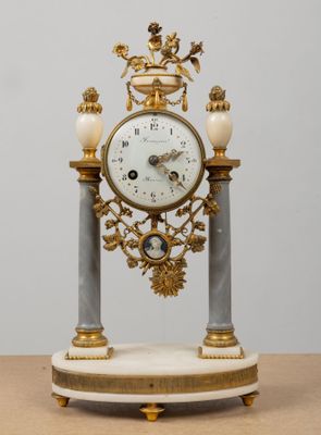 une horloge posée sur une table