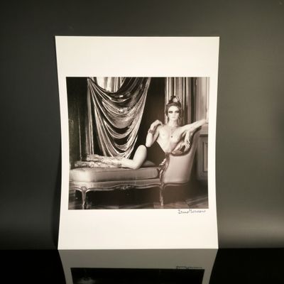 photographie en noir et blanc d'une femme assise sur une chaise