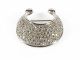 un gros plan d'une bague sertie de diamants