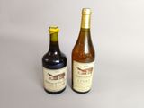 deux bouteilles de vin posées l'une à côté de l'autre sur une table