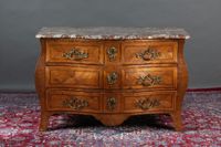 Commode galbée et bombée en façade et sur les côtés en marqu…