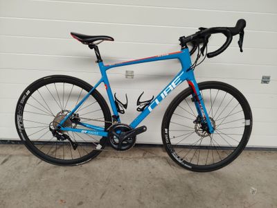 un vélo garé devant la porte d'un garage