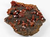 une photo d'un morceau de roche parsemé de cristaux rouges