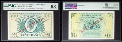 Trois types de monnaies différents sont exposés dans une vitrine.