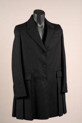 un manteau noir sur un mannequin mannequin mannequin mannequin mannequin mannequin mannequin mannequin mannequin mannequin