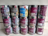 de nombreux pots de peinture posés sur un plan de travail