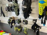 de nombreux gants suspendus à un mur dans un magasin