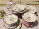 plusieurs assiettes et bols posés sur une table