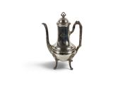 une théière en argent munie d'une anse et d'un pied
