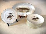 trois assiettes ornées de motifs de poissons, posées sur une table