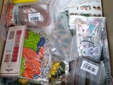 une boîte pleine d'objets assortis qui se trouvent dans la boîte