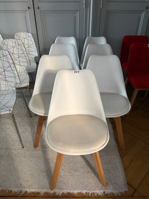 a lot of chairs that are sitting on a rug