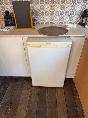 un lave-vaisselle blanc posé dans un coin de la cuisine