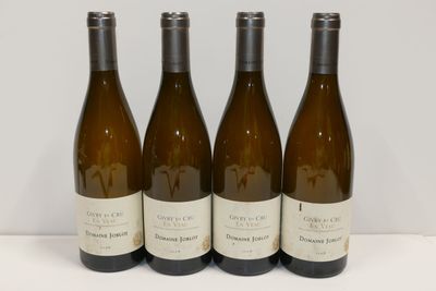 trois bouteilles de vin sont alignées sur une table