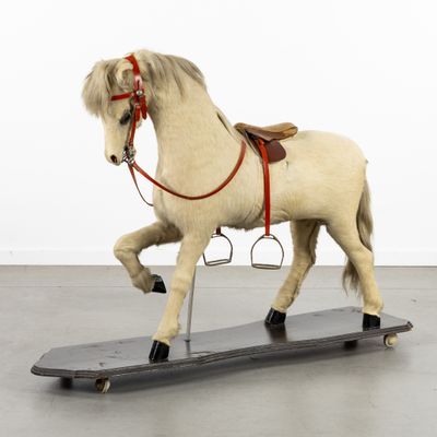 un cheval en peluche posé sur un skateboard