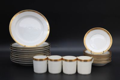 beaucoup d'assiettes et de tasses sur une table