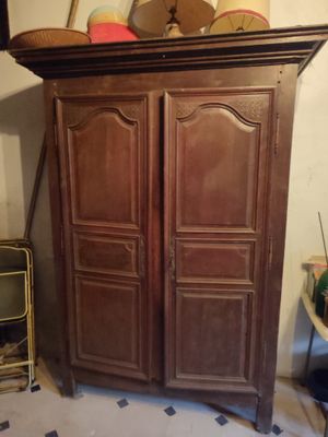 Armoire en chêne à portes sculptées de croisillons.