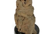 statue représentant un homme et une femme assis sur un rocher, sur fond blanc
