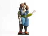 statue d'une femme tenant un enfant dans ses bras sur fond blanc