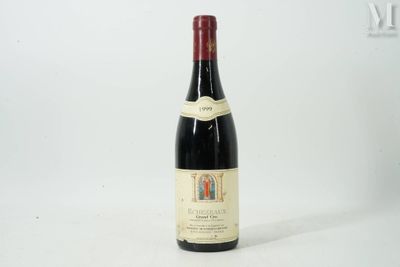 une bouteille de vin posée sur une table