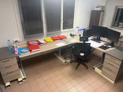 un bureau sur lequel se trouvent deux écrans et un ordinateur