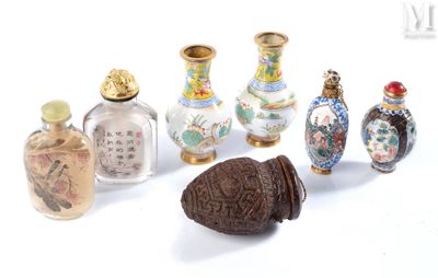beaucoup de petits vases posés sur une table