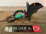 une photo d'un outil électrique posé sur un parquet