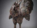 sculpture en bronze représentant un oiseau posé sur un rocher, sur fond gris