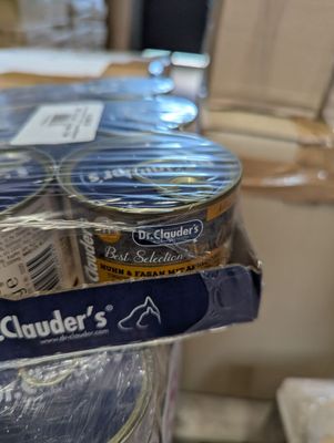 Des boîtes de nourriture sont empilées les unes sur les autres sur une table
