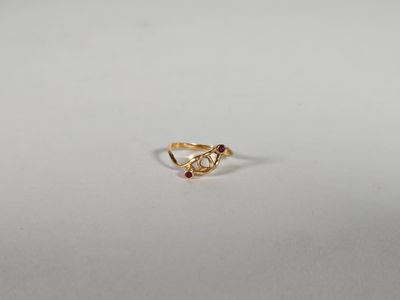 une image représentant une bague en or sertie de grenats