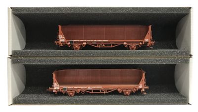 deux wagons de train miniature empilés l'un sur l'autre dans une boîte