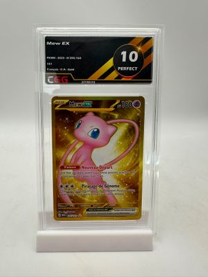 un gros plan sur une carte Pokémon rose dans une boîte transparente