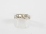 gros plan d'une bague en diamant sur une surface blanche