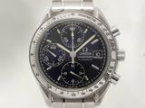 une montre en argent avec un cadran noir sur fond blanc